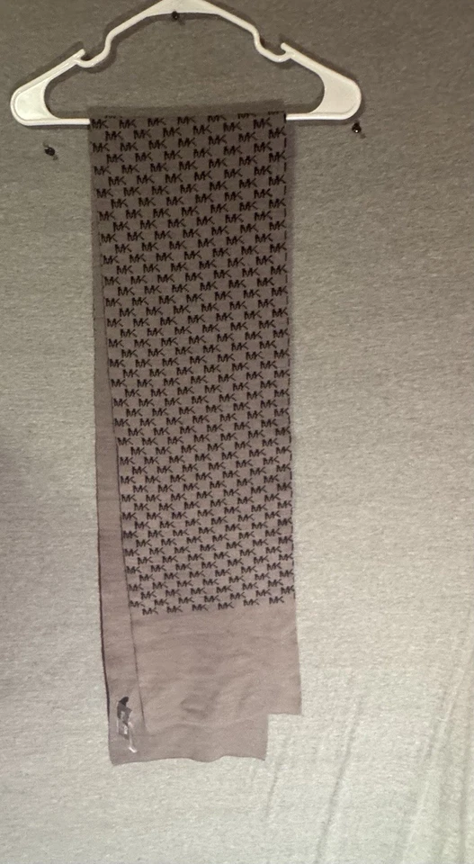 Bufanda Michael Kors gris y negra Foto 2 de 2