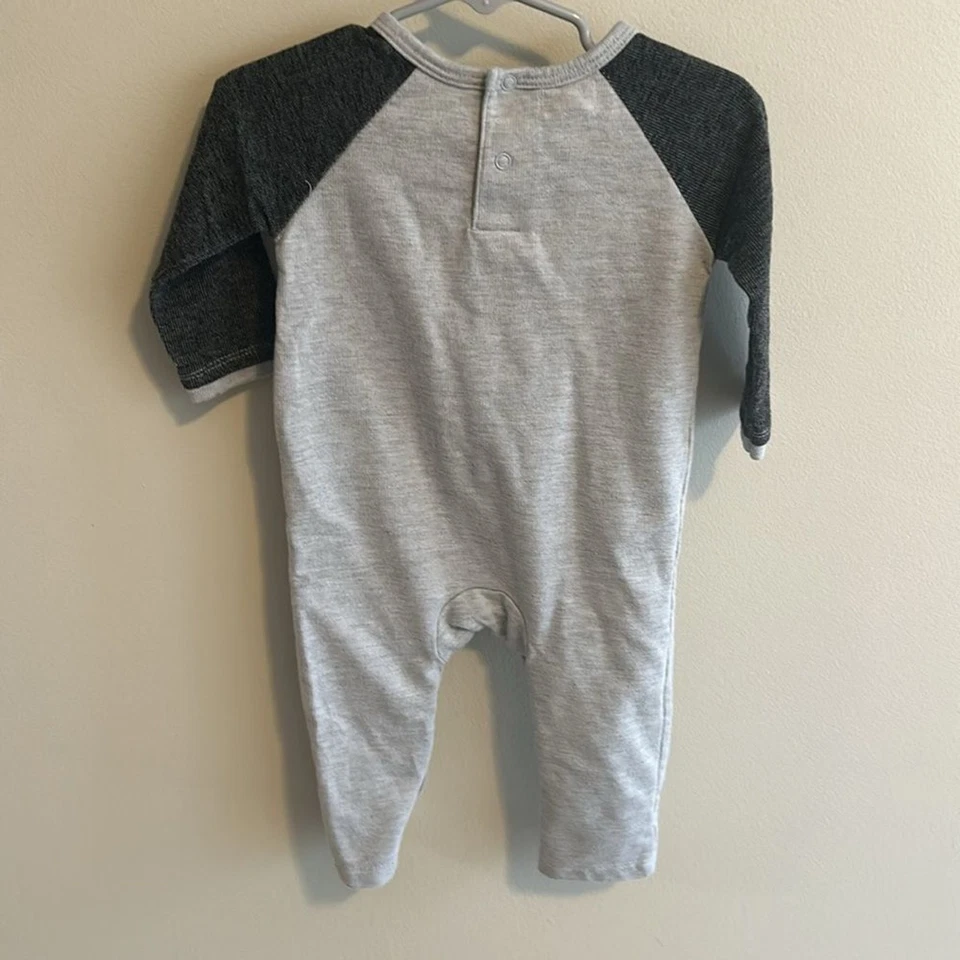 Conjunto de una pieza de Santa bordado Mud Pie. Talla 6-9 meses Foto 4 de 4