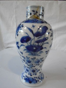 Chinese Qing Dynasty cobalt blue & white baluster lidded vase Damaged