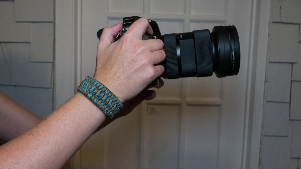 Pulseira de pulso personalizada para câmera + chaveiro grátis feito à mão bronzeado e azul claro Paracord - Imagem 3 de 4