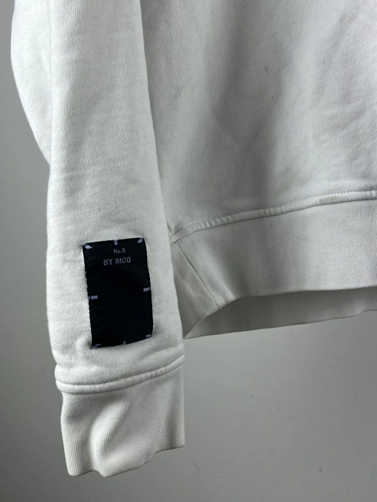 Felpa bianca con cappuccio Alexander McQueen di MCQ con dettaglio patch