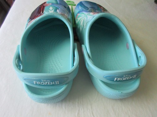 Zoccoli Crocs Fun Lab Disney's Frozen II Elsa/Anna 'Ice Blue' bambina taglia 2 nuovi - Foto 3 di 5