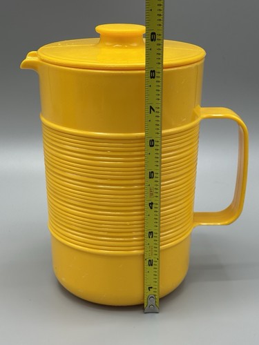Vintage Rubbermaid Yellow Ribbed Plastic Pitcher (2678) & 6 Cups (3816) - Afbeelding 6 van 11