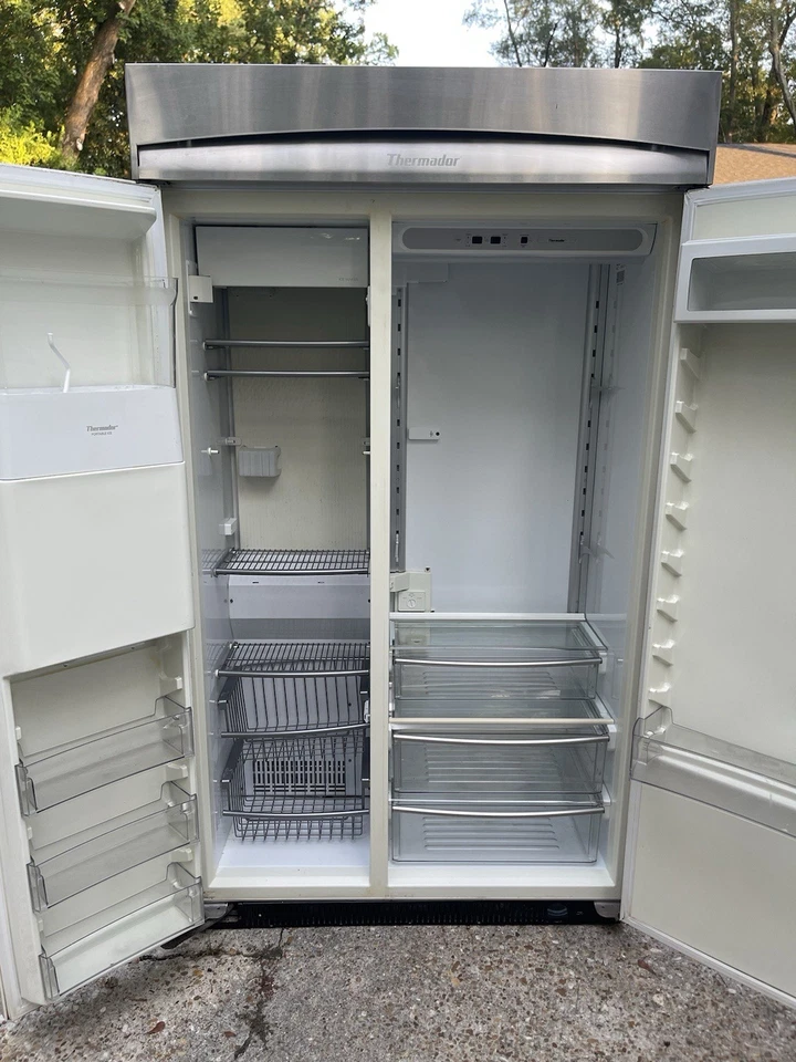 Thermador refrigerator 42in Built-in Side By Side - Image 2 of 3
