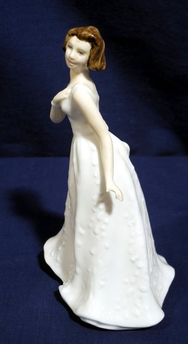 Royal Doulton Figurine Cherish 6" Tall HN4442 - Picture 2 of 5