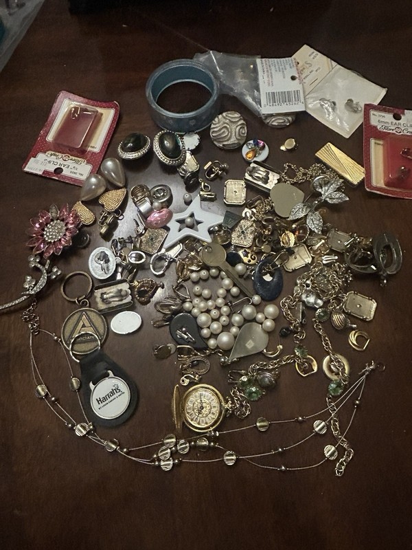 Lot of broken, Damaged or Mis-Matched Costume Jewelry Crafts, Repair (Lot G)