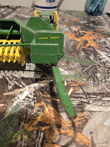 Vintage Ertl John Deere 24T Square Hay Baler with Bale Ejector 1:16 Scale - Picture 6 of 8