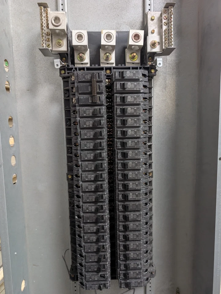 🤪 GE MAIN LUG BREAKER 42 CIRCUIT PANELBOARD - Image 2 of 4