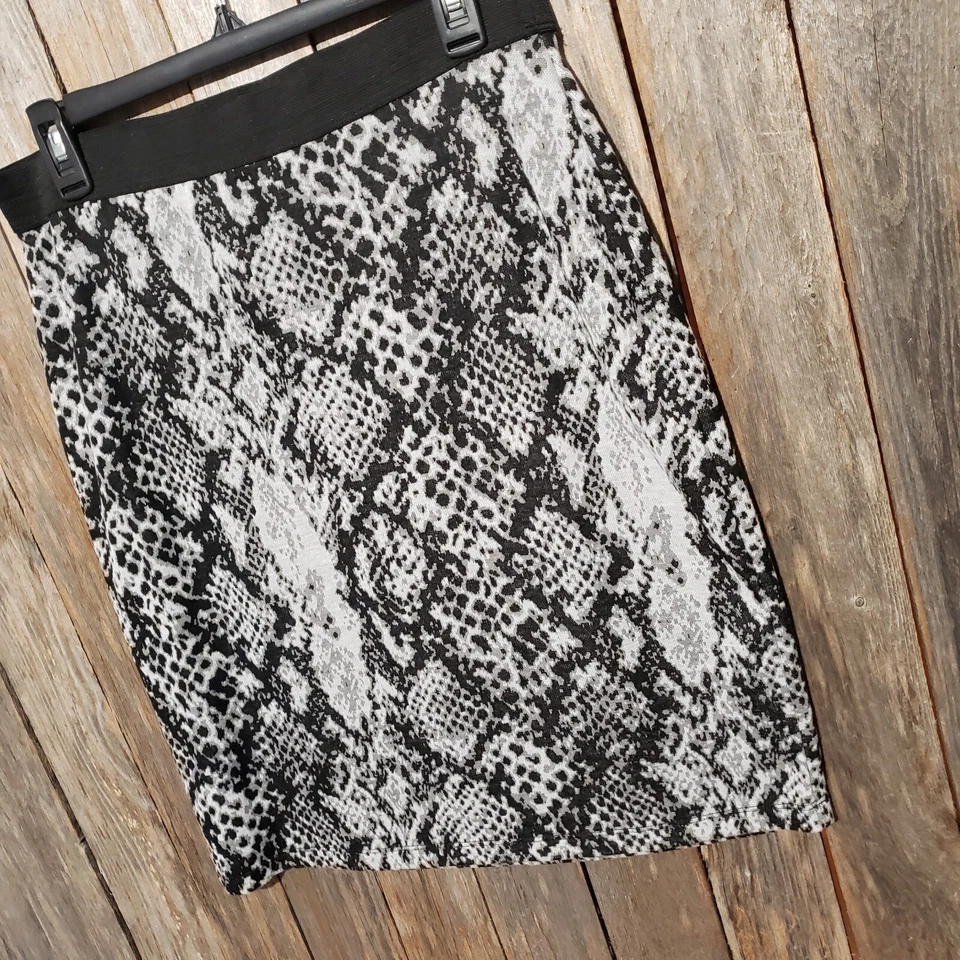 Falda lápiz Jaclyn Smith M negra gris con estampado de piel de serpiente tejida elástica para mujer Foto 3 de 4