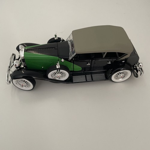 1934 Duesenberg Black and Green 1/32 Diecast Model Car by Signature Models - Picture 4 of 10