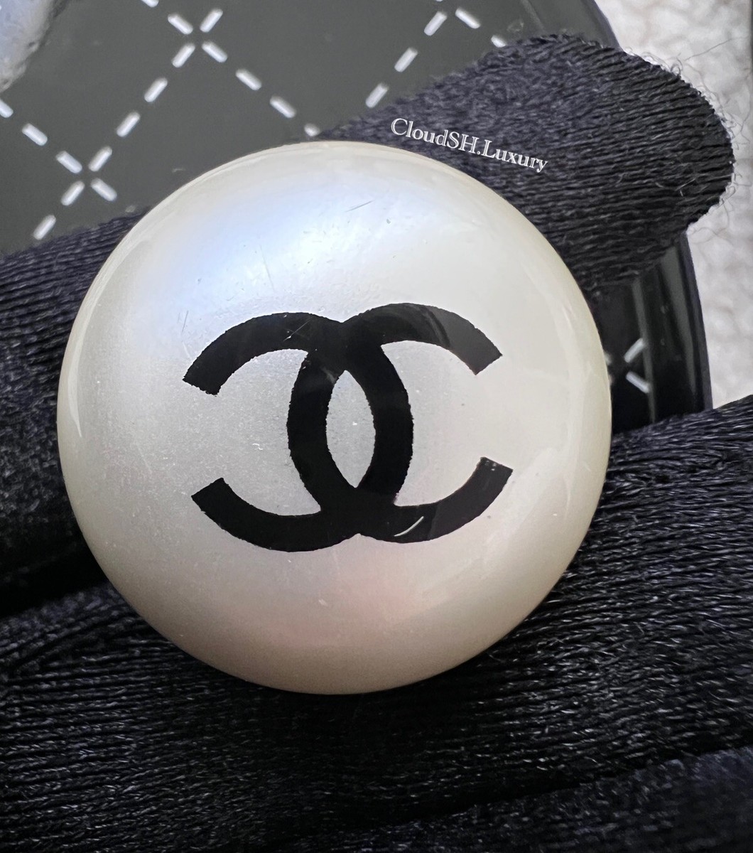 Auth Chanel Pearl CC Logo Classic Jelly PVC Thong Sandals Auth Chanel Pearl CC Logo Classic Jelly PVC Thong Sandals
