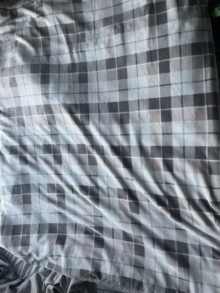 Розовое и серое клетчатое пушистое одиночное одеяло  - Изображение 3 из 3