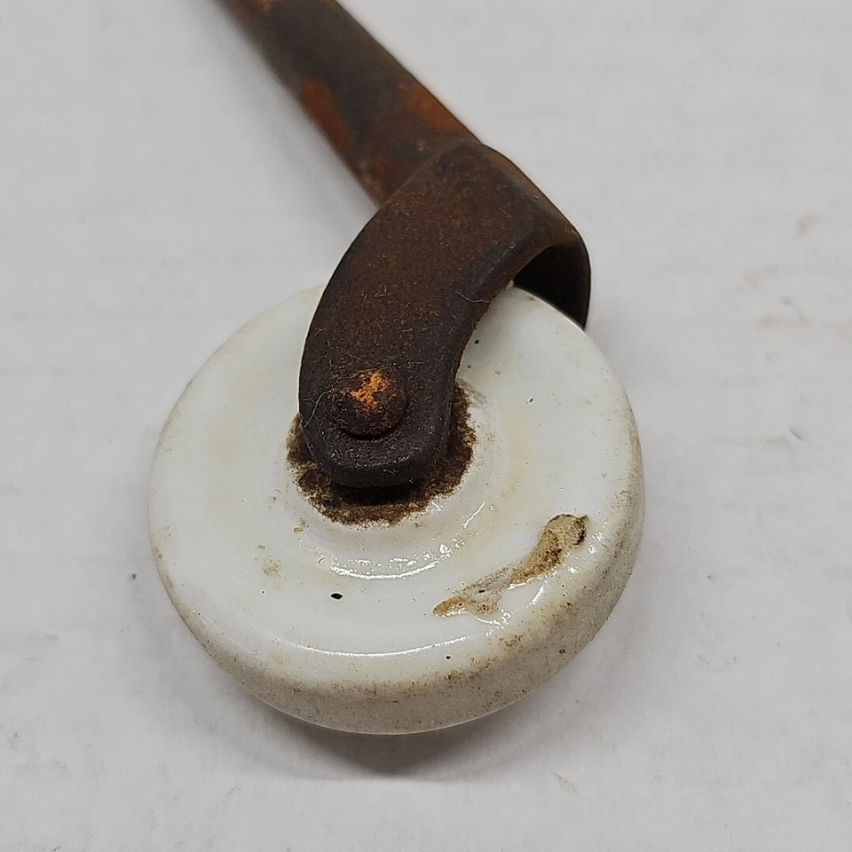 Ruedas giratorias antiguas de porcelana de colección eje de hierro de 2,5" 4,25" de longitud se venden como par Foto 4 de 4