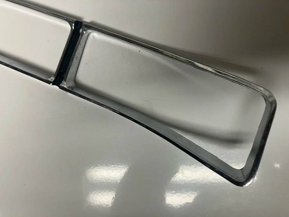 Lente de luz trasera derecha Chrysler Imperial 70-71 bisel cromado NOS 3403144 Foto 3 de 4