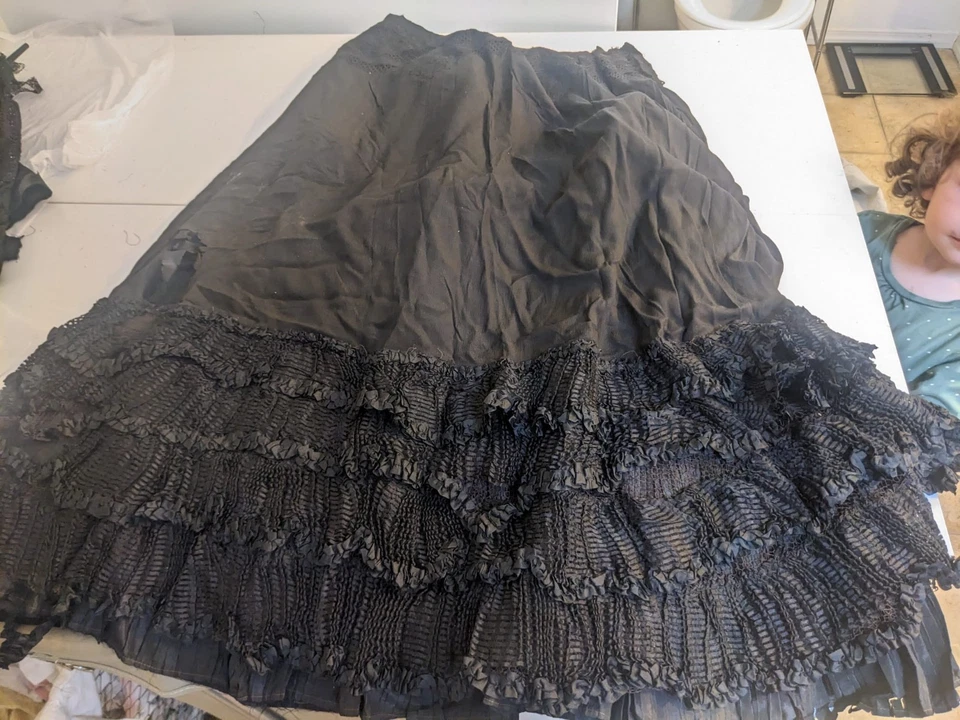 Conjunto de luto victoriano - Falda negra antigua, chal de encaje y sombrilla Foto 3 de 4