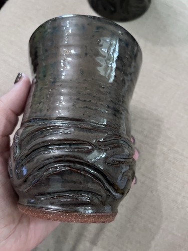 Henkelloser handgebrannter Fluss Design Becher Tasse Vase schwarz braun irisierend Keramik - Bild 10 von 12