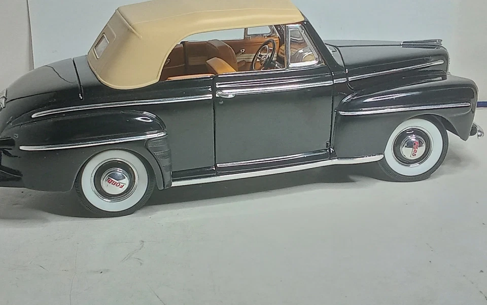 ROAD SIGNATURE 1/18 FORD CONVERTIBLE 1948 BON ETAT SANS BOITE gé C9 - Photo 3/4