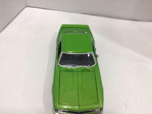 Maisto 1:18 Special Edition 1968 Chevrolet Camaro Z/28 BrightGreen Diecast Loose - Picture 15 of 20