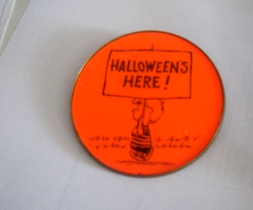 Vintage HALLMARK Peanuts/Charlie Brown HALLOWEEN'S HERE! Plastic Flasher Pin 3"