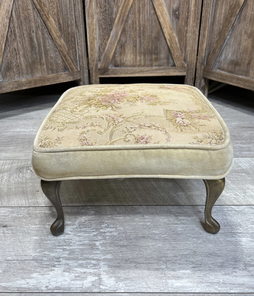 Taburete reposapiés vintage moderno de mediados de siglo pequeño de terciopelo dorado con patas de latón - ¡Raro! Foto 4 de 4