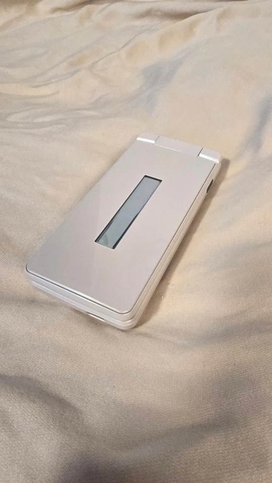 Sharp Aquos Keitai 4 A205SH 8GB ROM 1GB RAM Factory Unlocked Flip Phone - White - Image 2 of 4