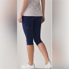 408. Lululemon Ebb & Flow Crop II In Navy Blue Size 10 EUC