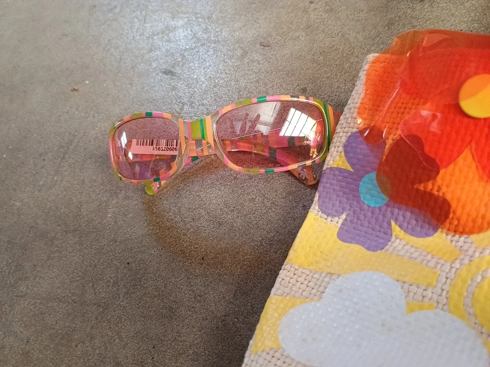 Lote Botas Dora Explorer Tejidas PVC Apliques Bolso de Playa Libro Gafas de Sol Puzzle Foto 2 de 4