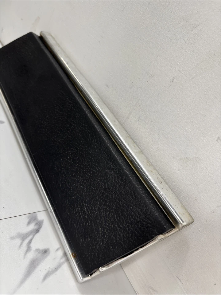 Dodge Ram D150 D250 1981-1990 carrocería inferior moldura guardabarros trasero derecho Foto 3 de 4