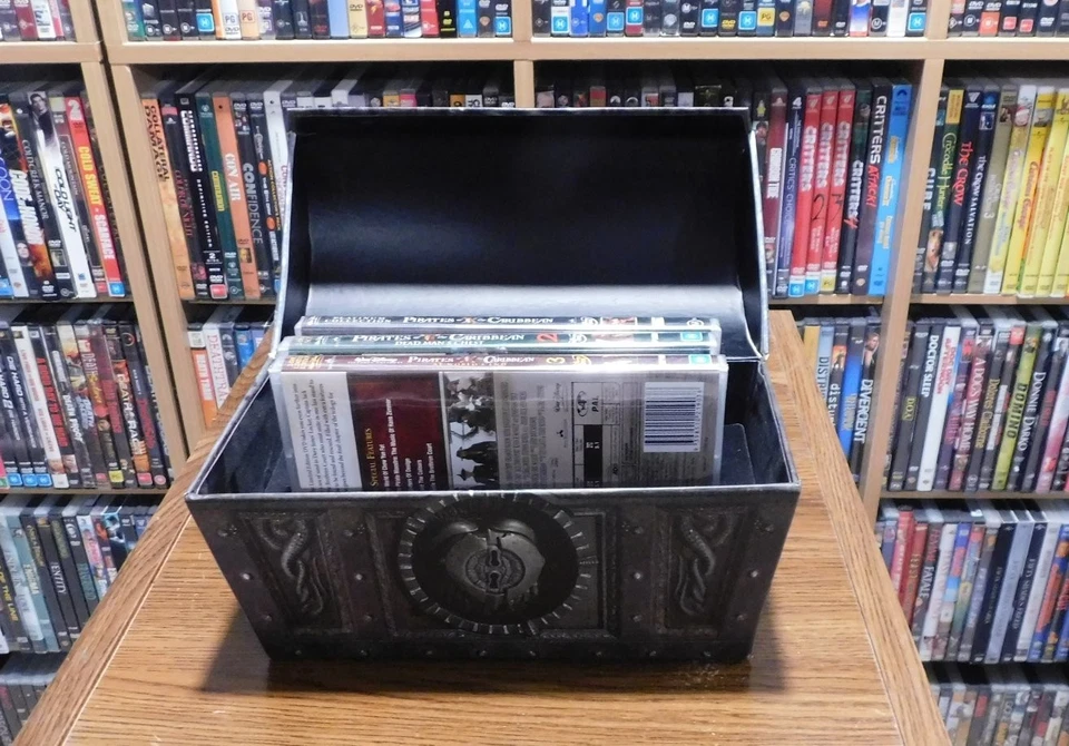 Talk about RARE! Pirates of the Caribbean 3-DVD set IN THEIR OWN CHEST Foto 2 de 4