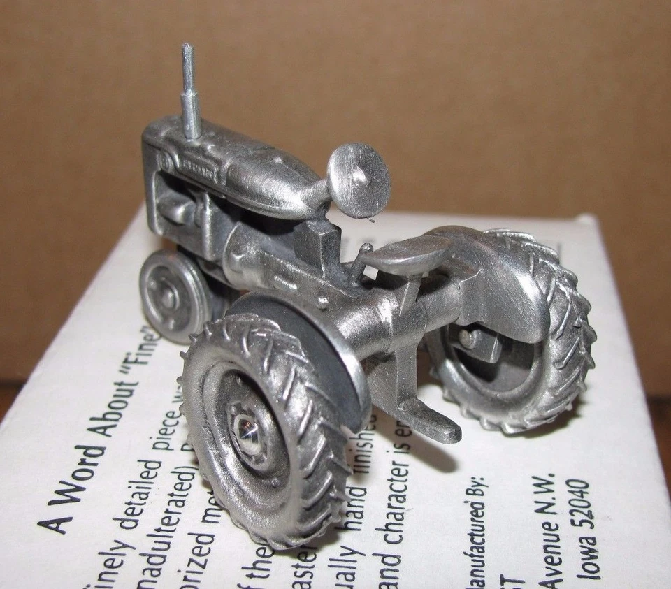 * IH International Farmall B Pewter Tractor 1/43 Spec Cast Toy ZJD15 1990's NEW - Image 3 of 4