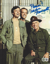 MIKE FARRELL SIGNED 'M*A*S*H' BJ HUNNICUTT 8x10 PHOTO 4 MASH TV BAS BECKETT COA