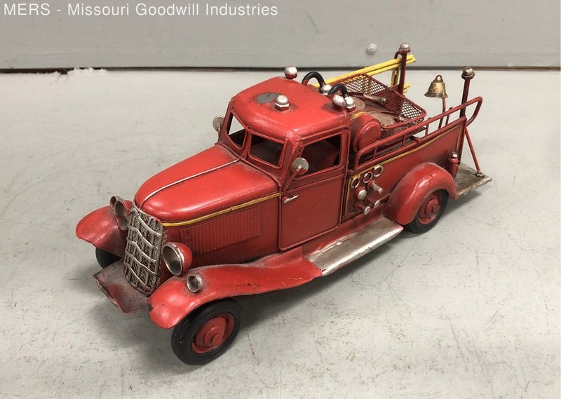 Vintage Style Red Metal Fire Truck Decorative Model Diecast Display Piece