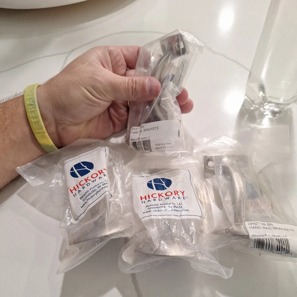 Soporte de riel de mano de proyección de níquel satinado de 3" Hickory Hardware HH57738-SN Foto 3 de 4