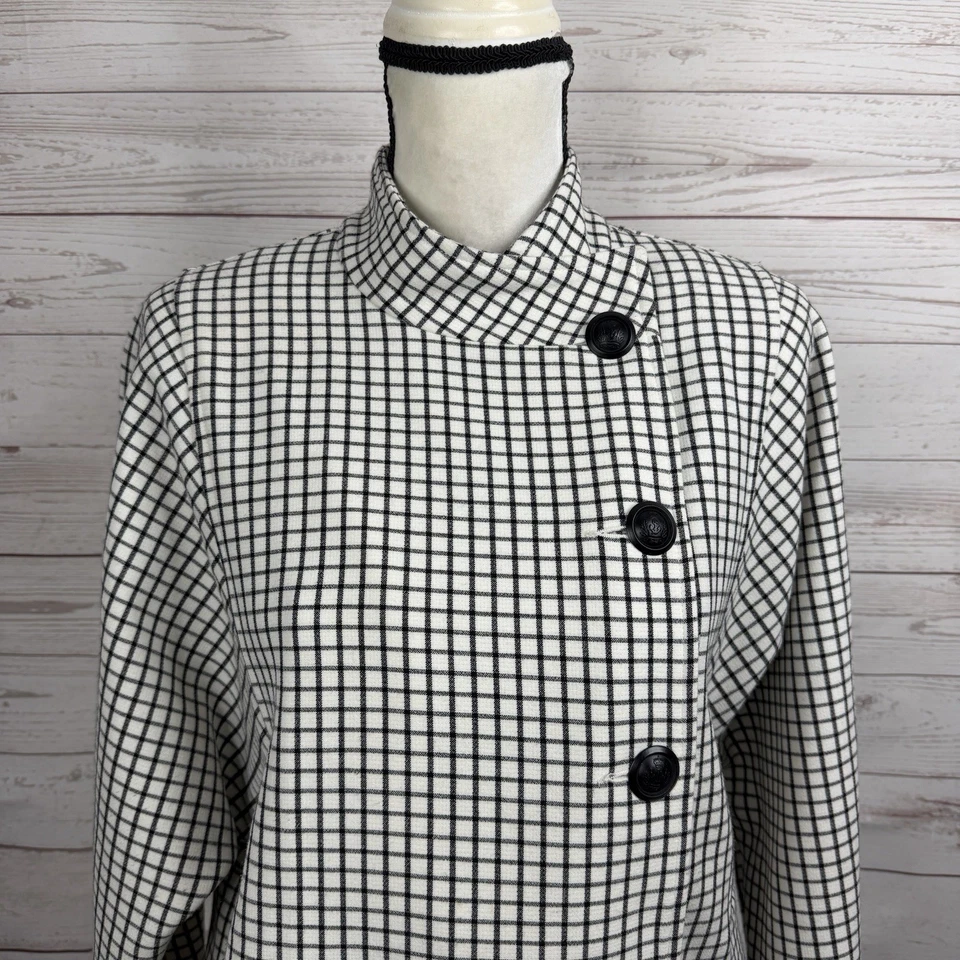 Chaqueta Ventana CAbi #3173 Osaka Nights Talla Mediana Blanca Negra Botones con Cresta Foto 3 de 4