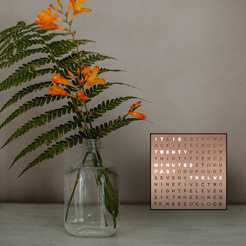 Reloj de escritorio LED Word - 7,8" X 7,8" X 2" - Alimentado por cable USB - Un artículo de regalo único Foto 2 de 4