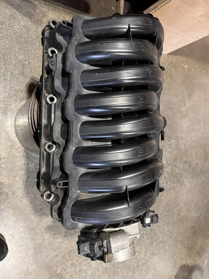 GMC Tahoe 1500 2014-20 colector de admisión plástico OEM 28247632 y cuerpo del acelerador Foto 4 de 4