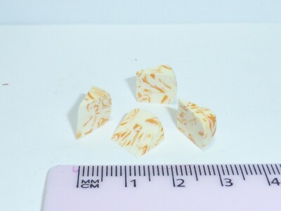 Maßstab 1:12 4 weiße Stilton mit Aprikose