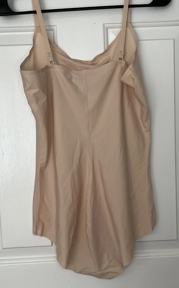 Body feminino SPANX by Sara Blakely nude alça ajustável LG Shapewear Snap - Imagem 2 de 4