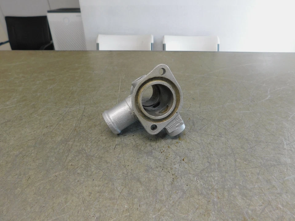 Volkswagen Fox 1991 1992 1993 1,8 M/T motor refrigerante brida de salida (superior) Foto 4 de 4