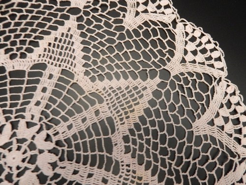 2 Vintage Hand Crocheted Large Doilies Doily Pink Round 24" + White Oval 22" - Picture 3 of 7