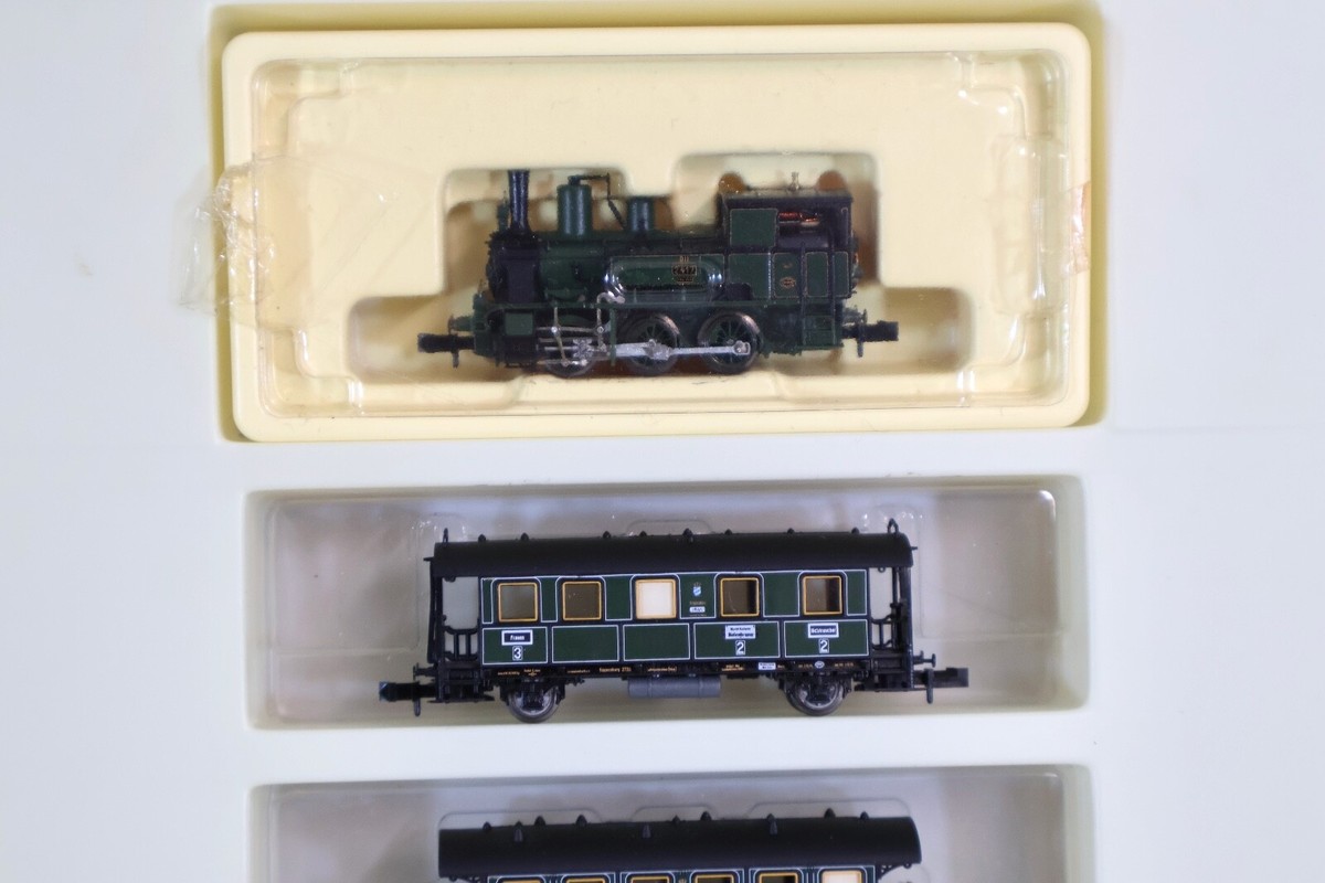 Minitrix 11012 K.Bay Sts 0-6-0 Br DII Locomotive 2417 Coach Minitrix 11012 K.Bay Sts 0-6-0 Br DII Locomotive 2417 Coach
