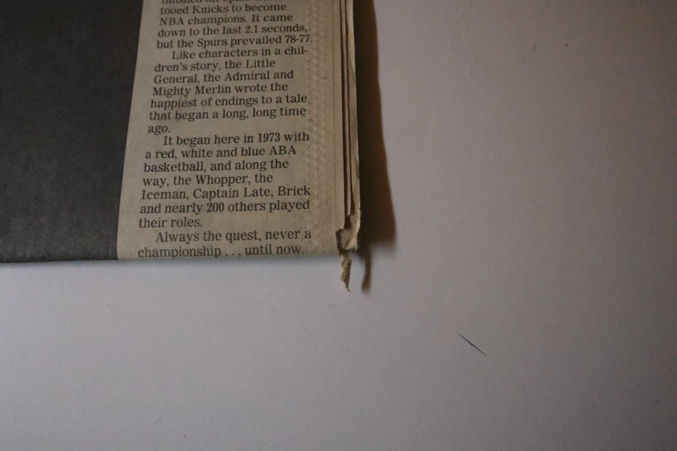 CAMPEONATO DE LA NBA, CAMPEONES! PERIÓDICO SAN ANTONIO SPURS DE JUNIO 199, cubierta de Tim Duncan Foto 2 de 3