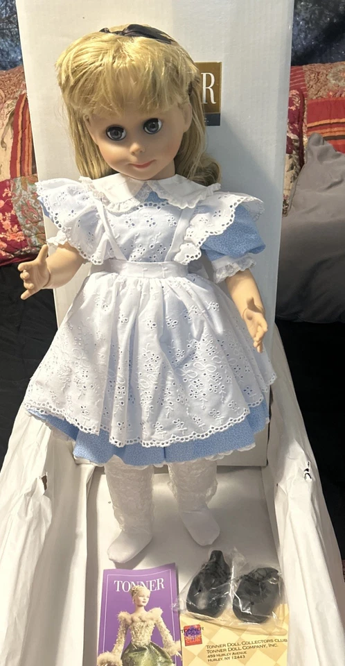 Boneca Betsy McCall Tonner vestido azul cabelo loiro colecionável com acessórios - Imagem 3 de 4