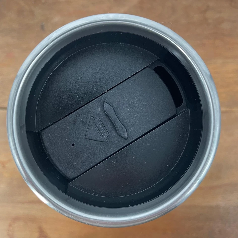 Vaso de viaje Piratas del Caribe parques Disney tachonado imitación cuero calavera Foto 4 de 4