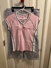 Fabrycznie nowe z metką Las Vegas XL Juniors Sweats Koszula Partia Varsity Wear Różowy Szary Top Capri Spodnie