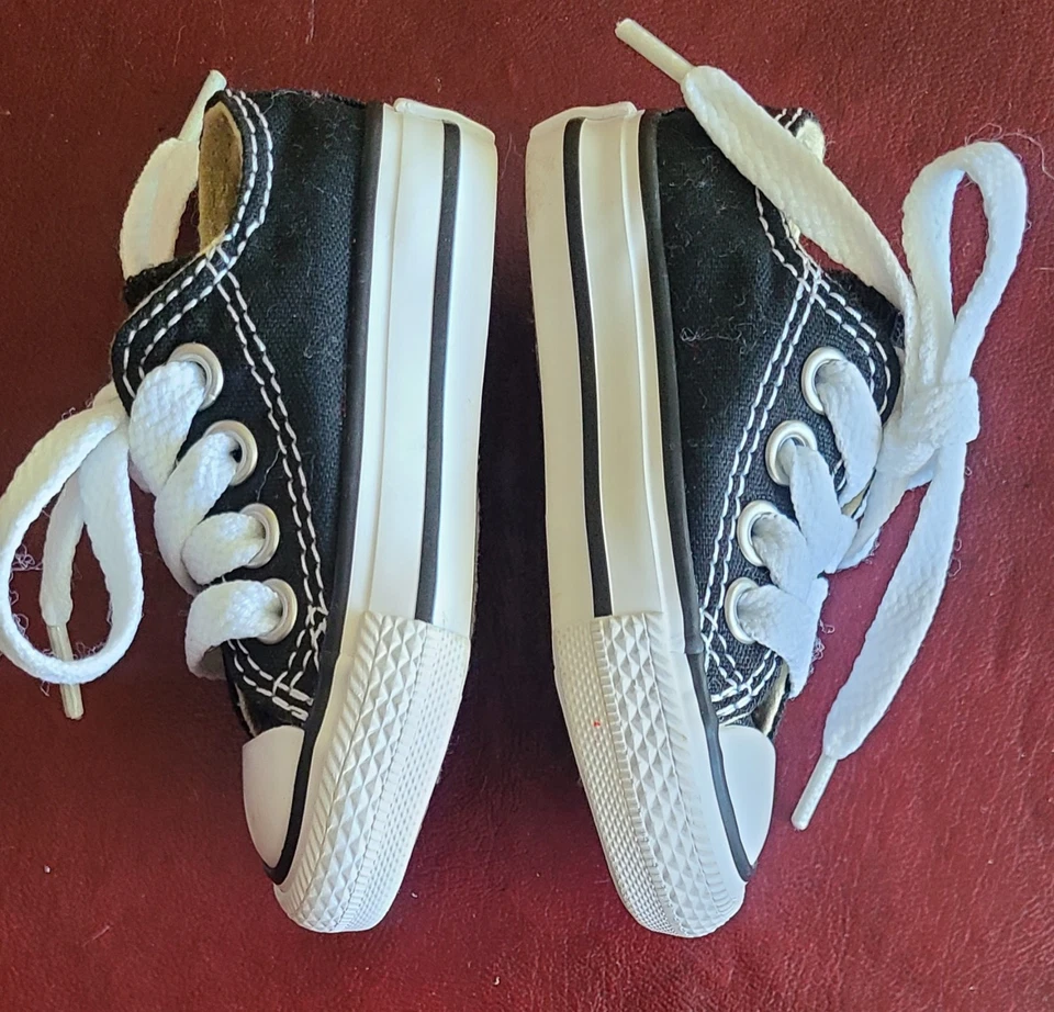 Zapatos de lona Converse para bebés talla 2 niños pequeños All Star negros de caña baja Foto 2 de 4