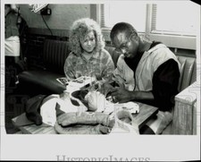 1992 Press Photo WA Redskins player John Settle signs autograph in Hickory, N.C.
