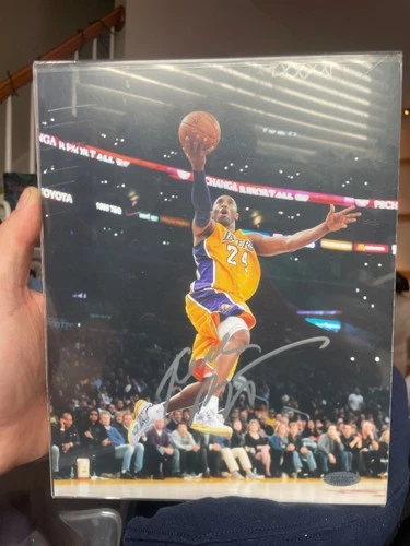 Kobe Bryant Signed Autographed 8x10 Photograph With COA