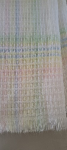 Coperta bambino vintage Churchill Weavers tessuto a mano acrilico bianco con frange pastelli - Foto 4 di 11