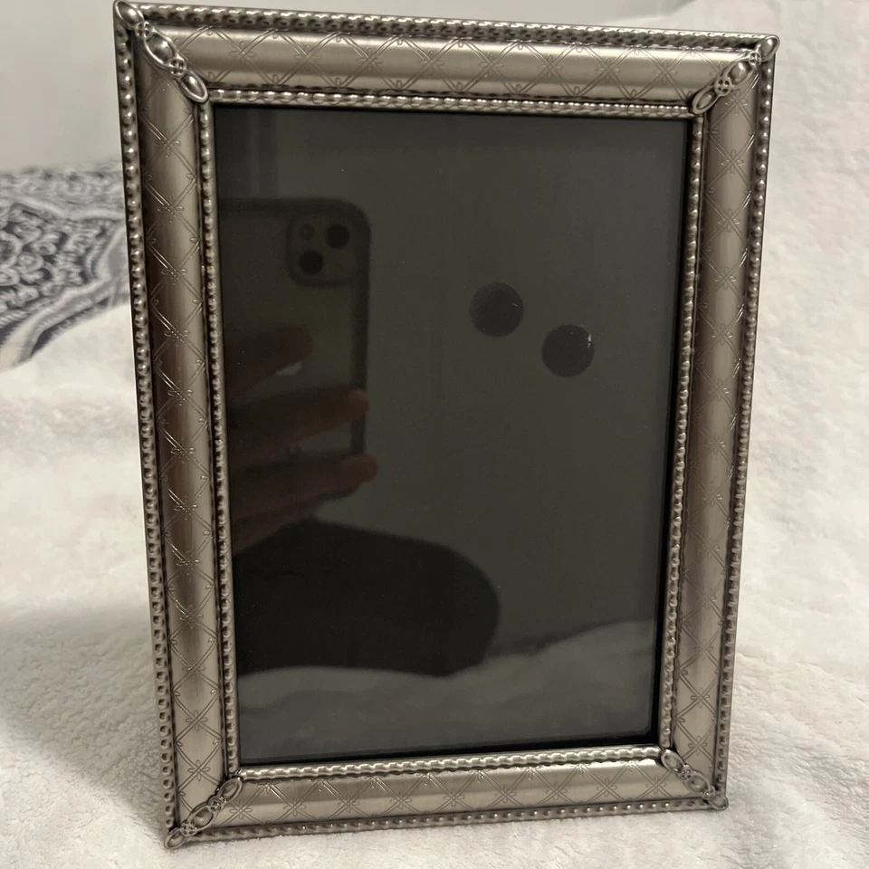 Marco de fotos de metal Malden diseño de cruz entrecruzada de 4"x 6" y caballete de cuentas plateadas bonito Foto 2 de 4